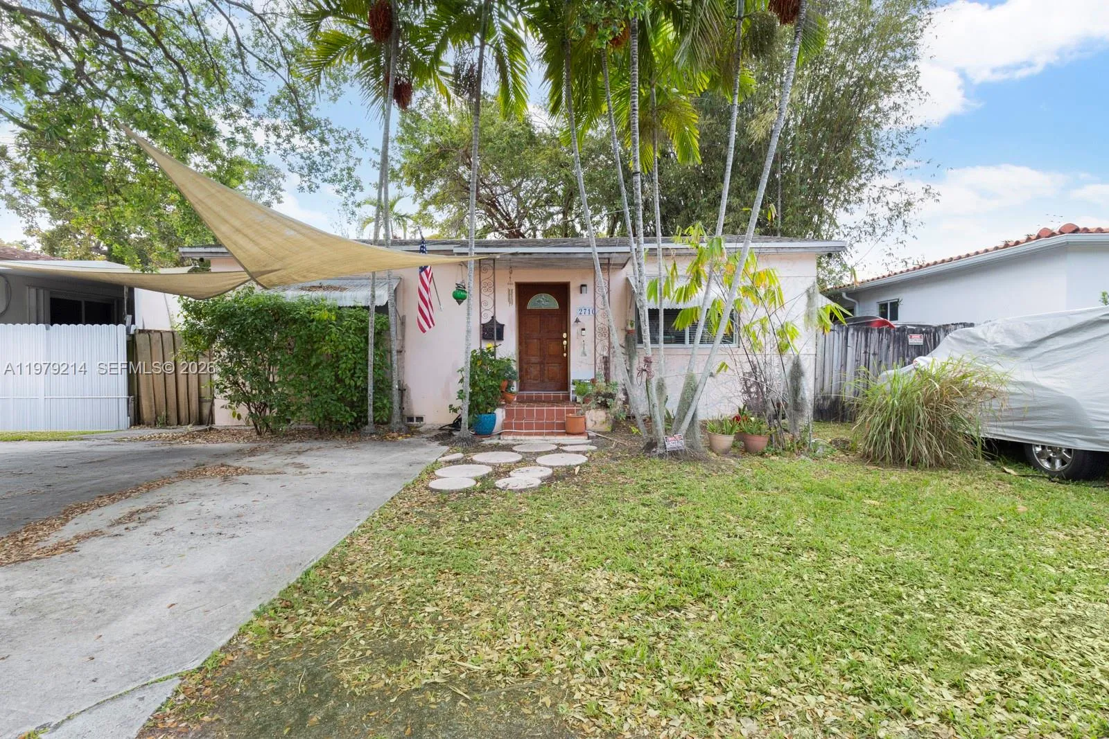 Foto de propiedad en 2710 SW 28th Court, Miami, FL 33133 Miami con MLS# 
