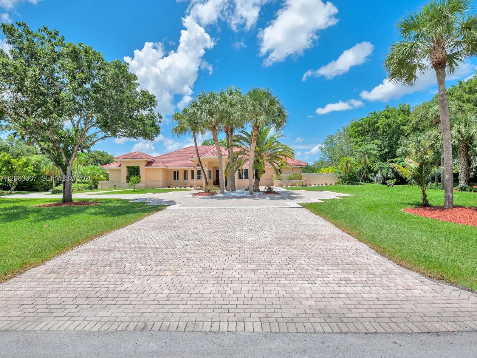 Foto de propiedad en 2710 Walkers Way, Weston, FL 33331 Weston con MLS# 
