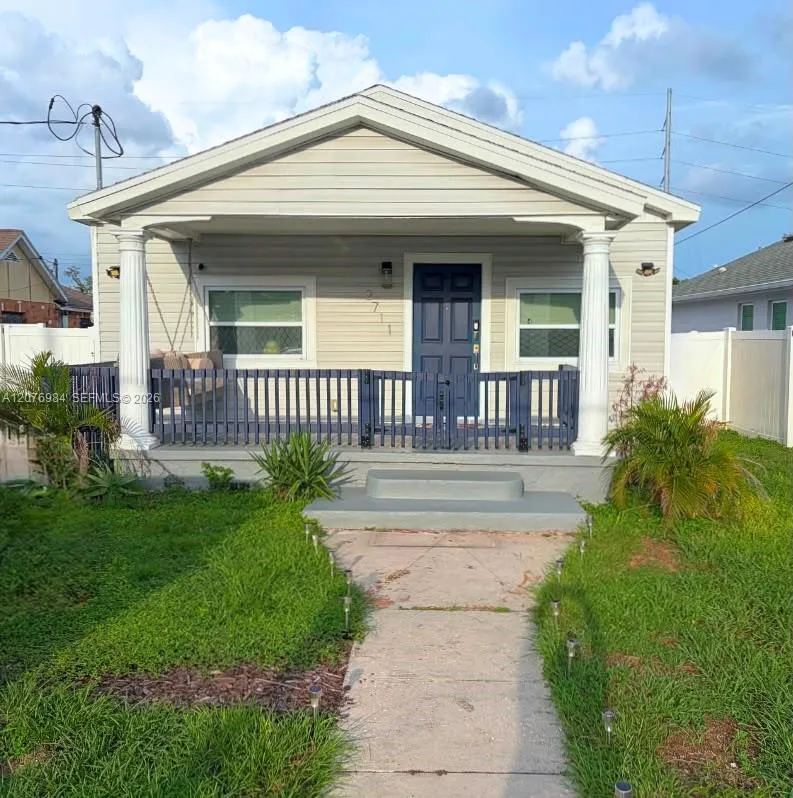 Foto de propiedad en 2711 N 33 Street, Tampa, FL 33605 Tampa con MLS# 