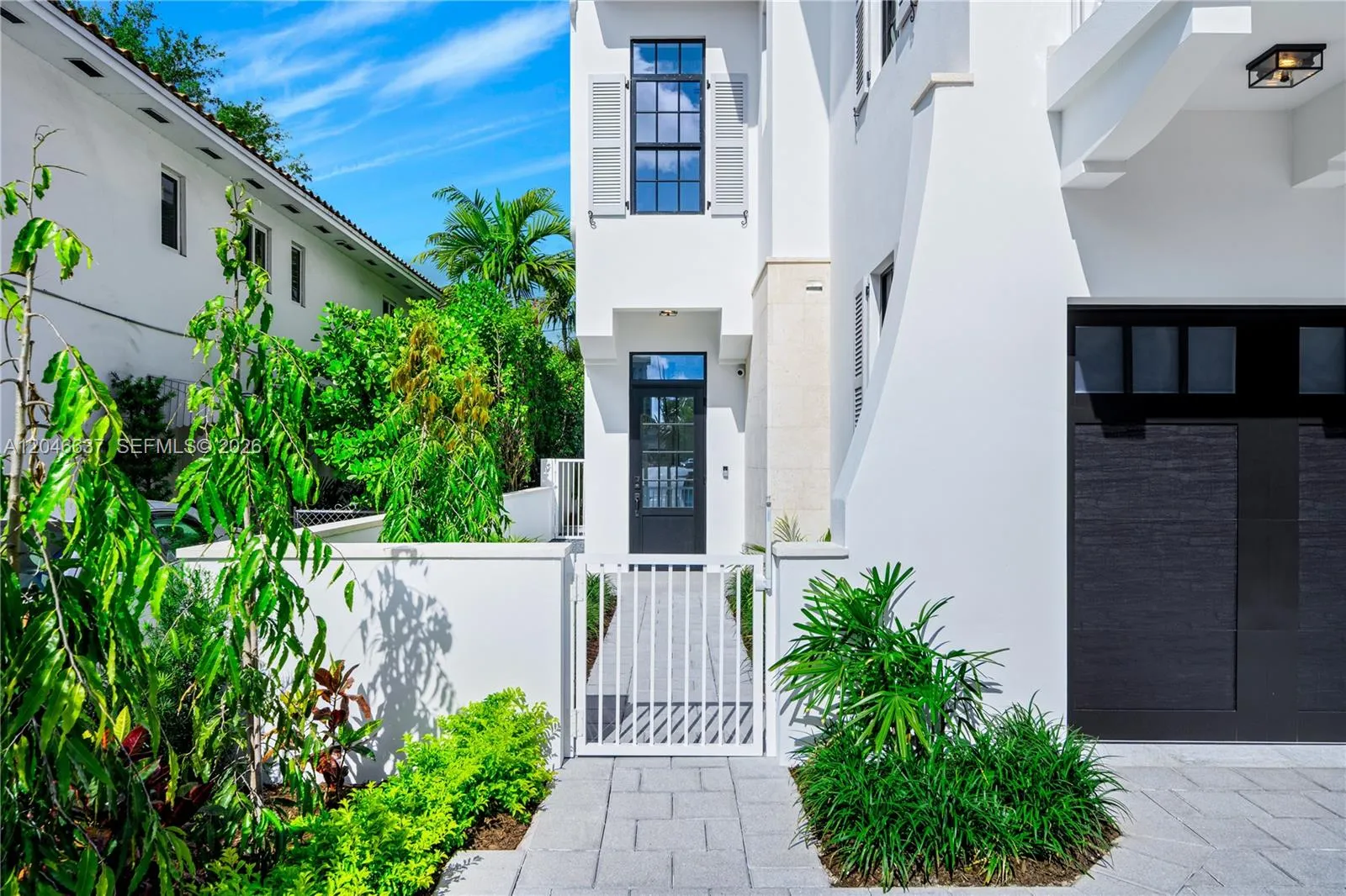 Foto de propiedad en 2712 S Le Jeune Road, Coral Gables, FL 33134 Coral Gables con MLS# 