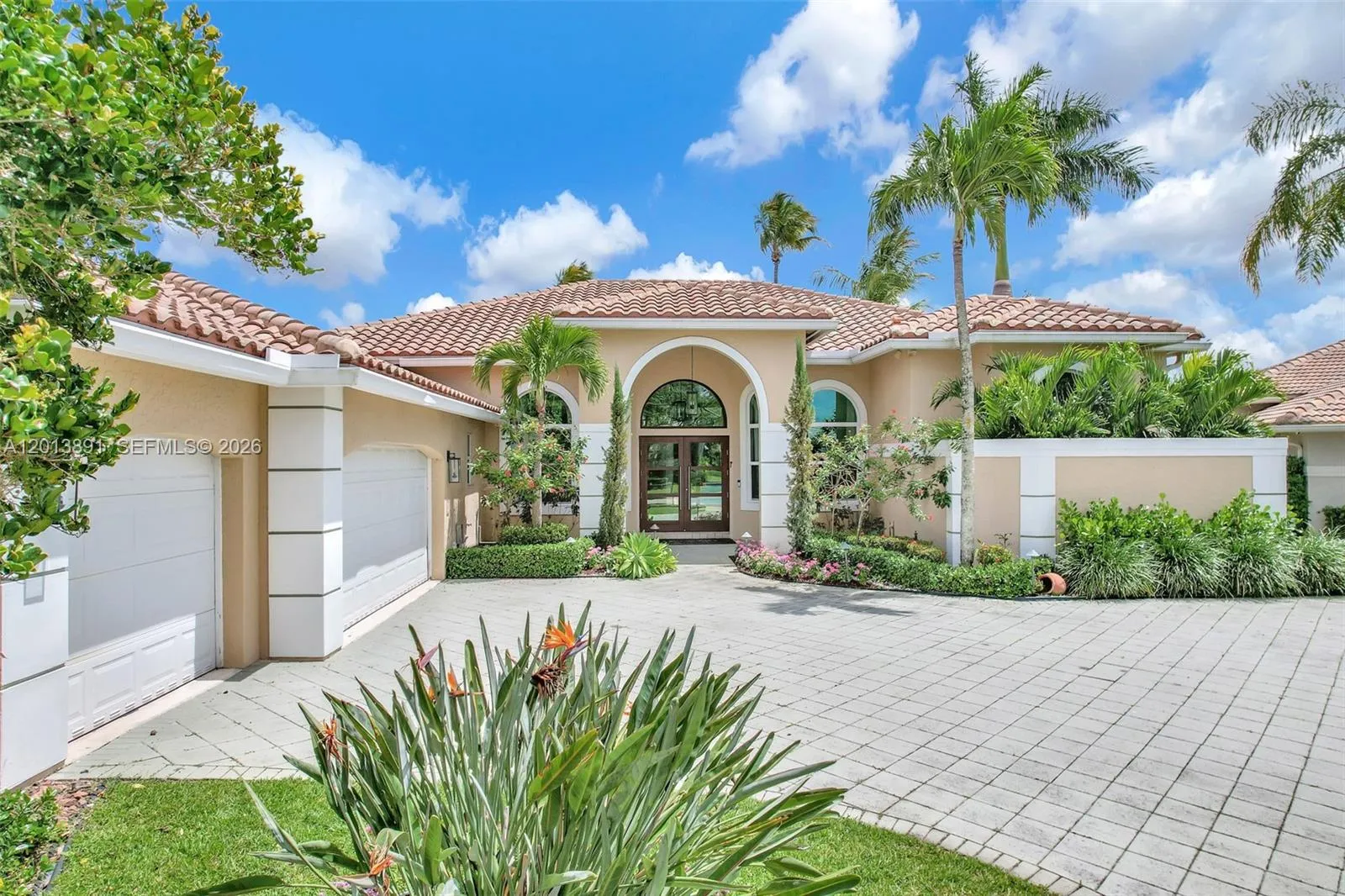 Foto de propiedad en 2715 Edgewater Court, Weston, FL 33332 Weston con MLS# 