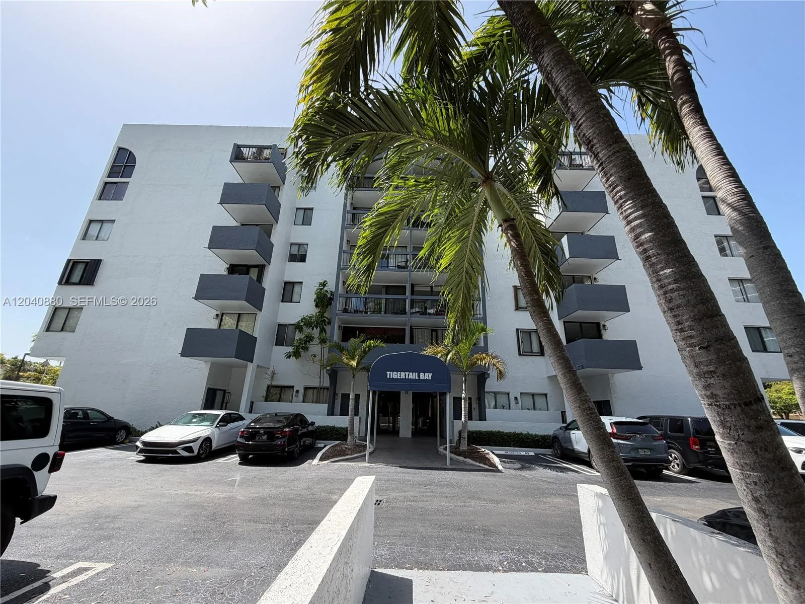 Foto de propiedad en 2715 Tigertail Avenue 109, Miami, FL 33133 Miami con MLS# 