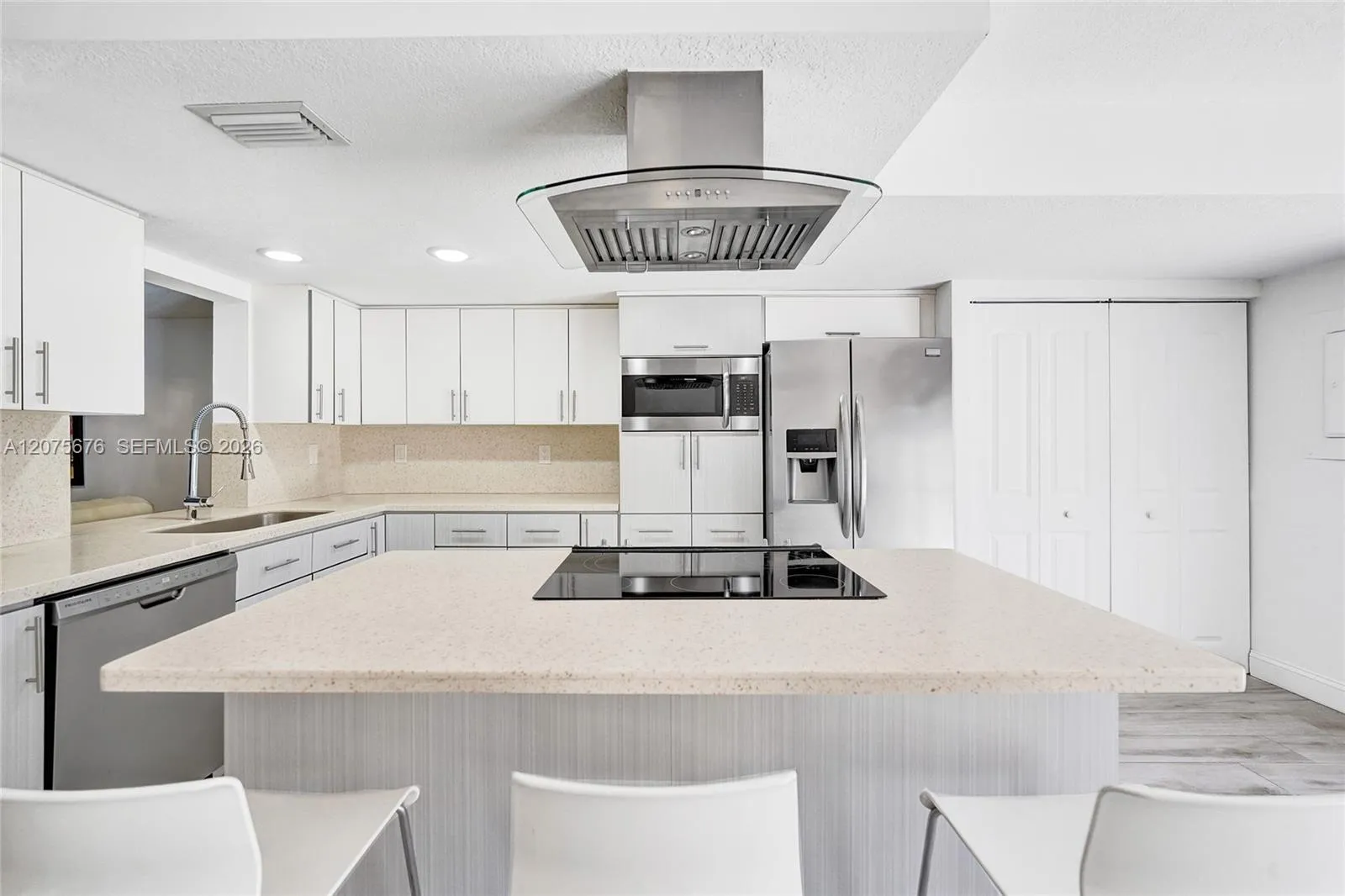 Foto de propiedad en 2716 NE 8th Street 2716, Hallandale Beach, FL 33009 Hallandale Beach con MLS# 