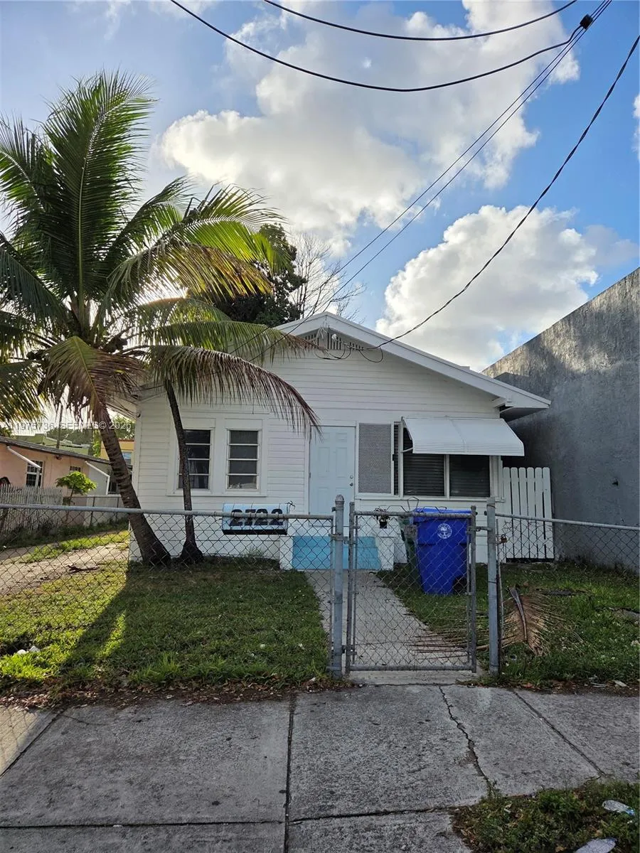 Foto de propiedad en 2722 NW 23rd Avenue, Miami, FL 33142 Miami con MLS# 