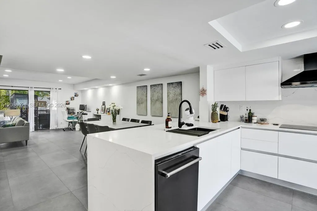 En Renta 2723 NE 164th Street 77, North Miami Beach, FL 33160, North Miami Beach, FL 33160