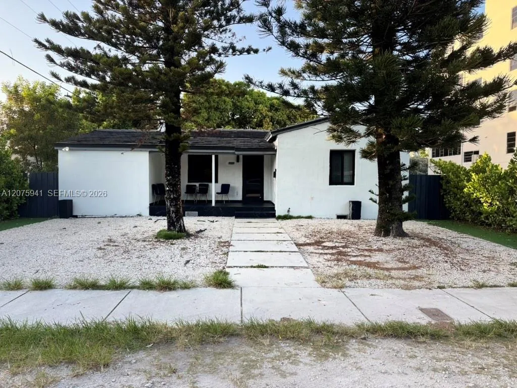 Foto de propiedad en 2723 SW 13th Street, Miami, FL 33145 Miami con MLS# 