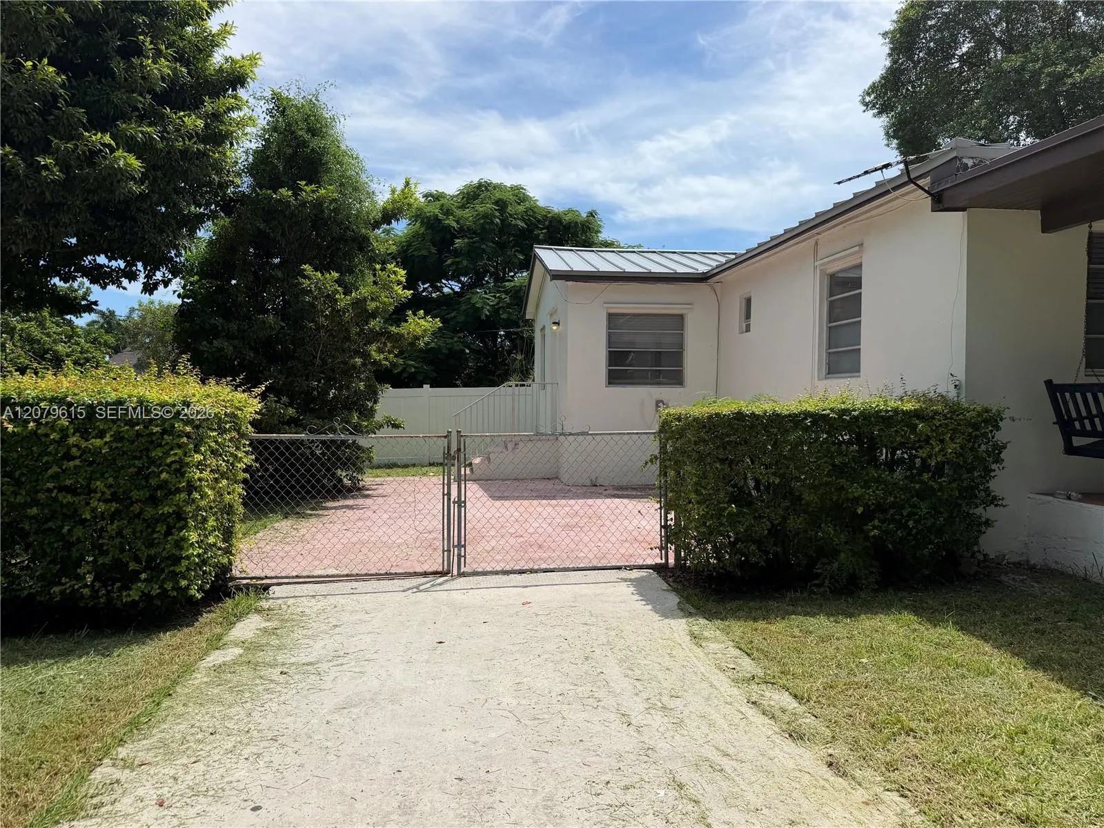 Foto de propiedad en 2725 SW 82 Avenue A, Miami, FL 33155 Miami con MLS# 