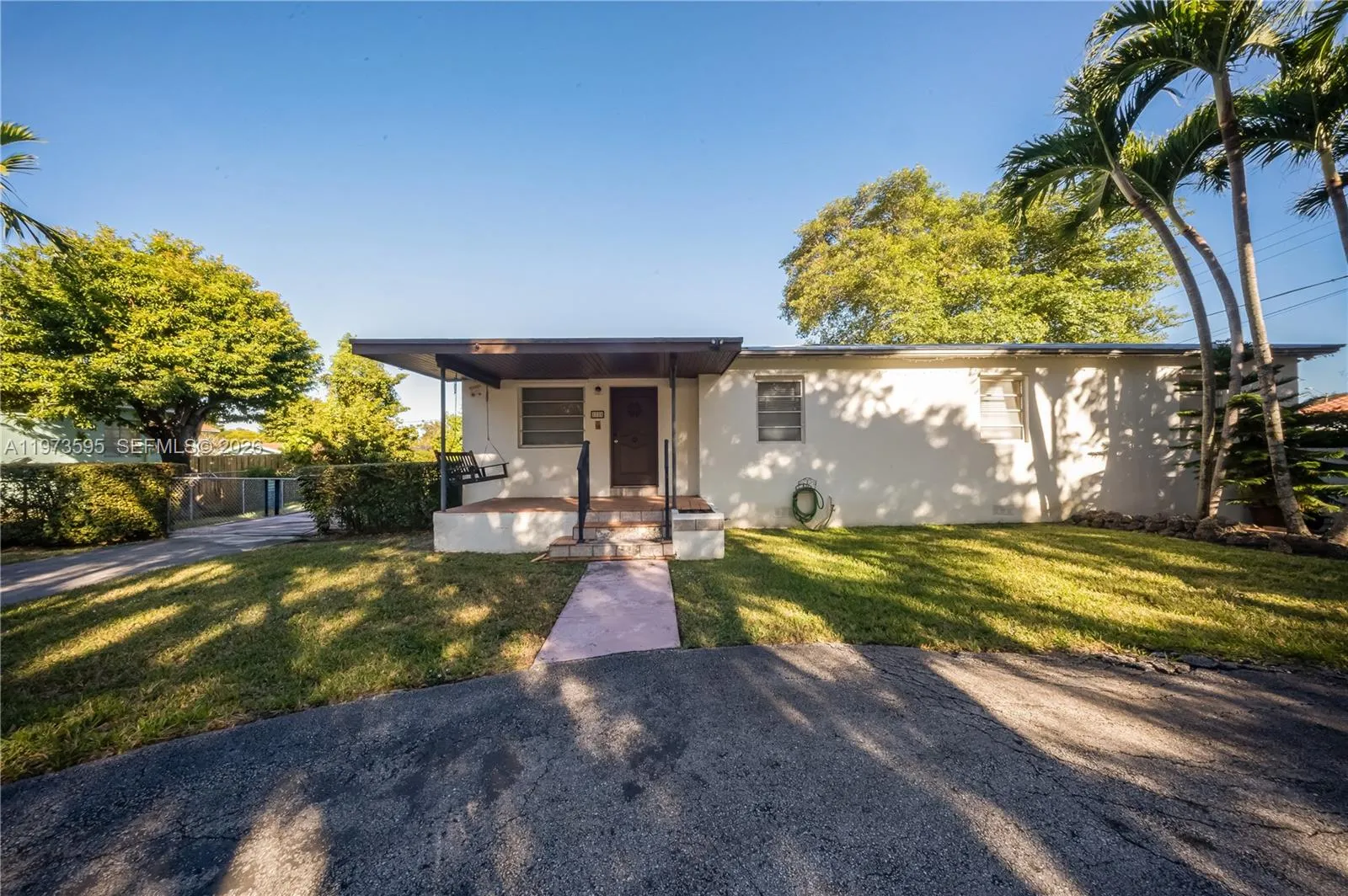 Foto de propiedad en 2725 SW 82nd Avenue, Miami, FL 33155 Miami con MLS# 