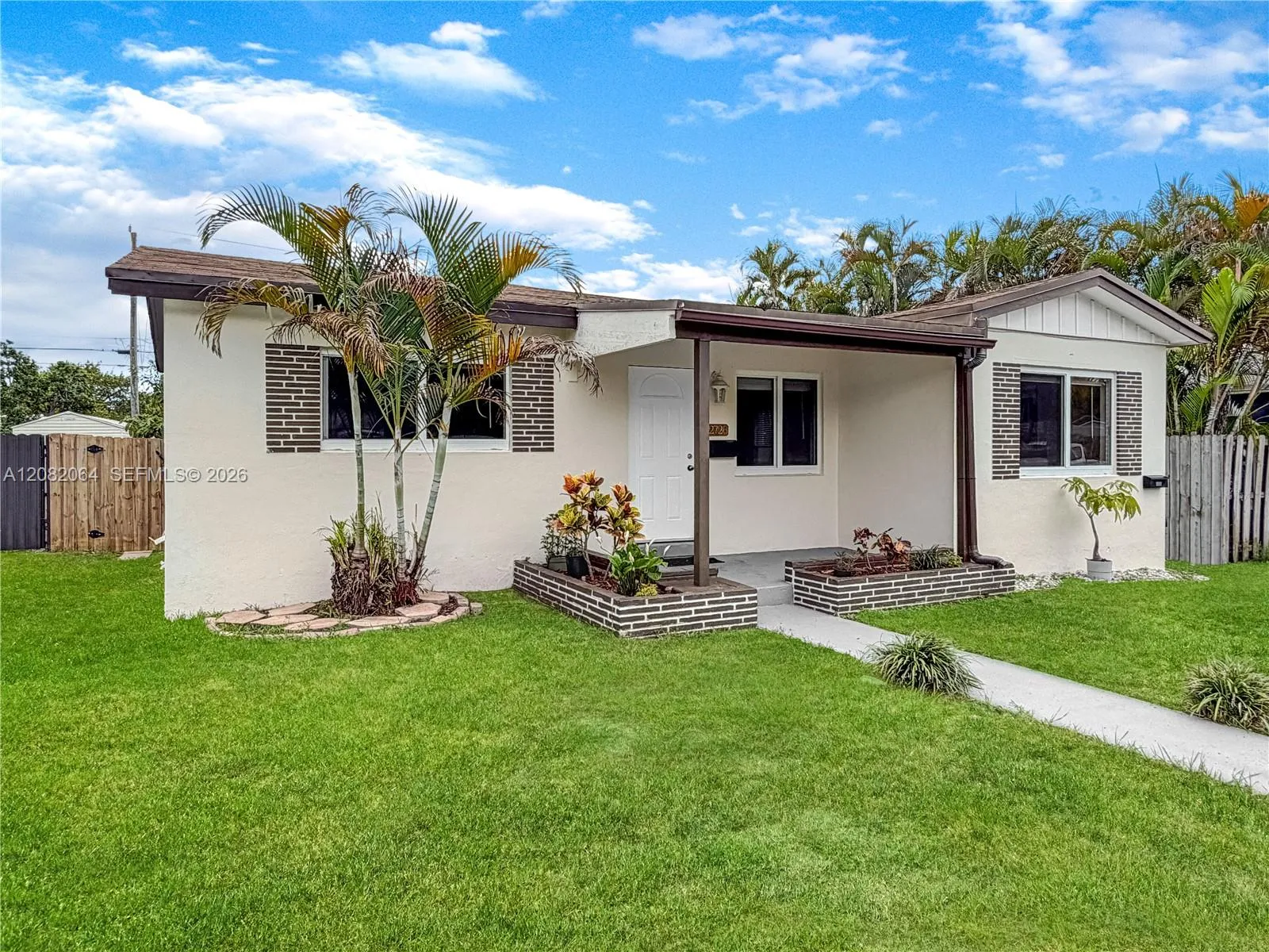 Foto de propiedad en 2728 Dewey Street, Hollywood, FL 33020 Hollywood con MLS# 