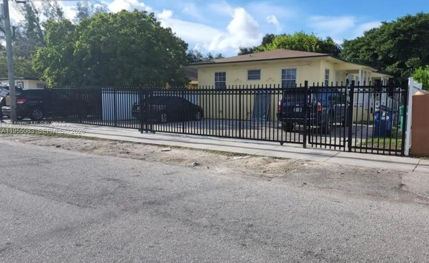 Foto de propiedad en 2729 NW 47th Street, Miami, FL 33142 Miami con MLS# 