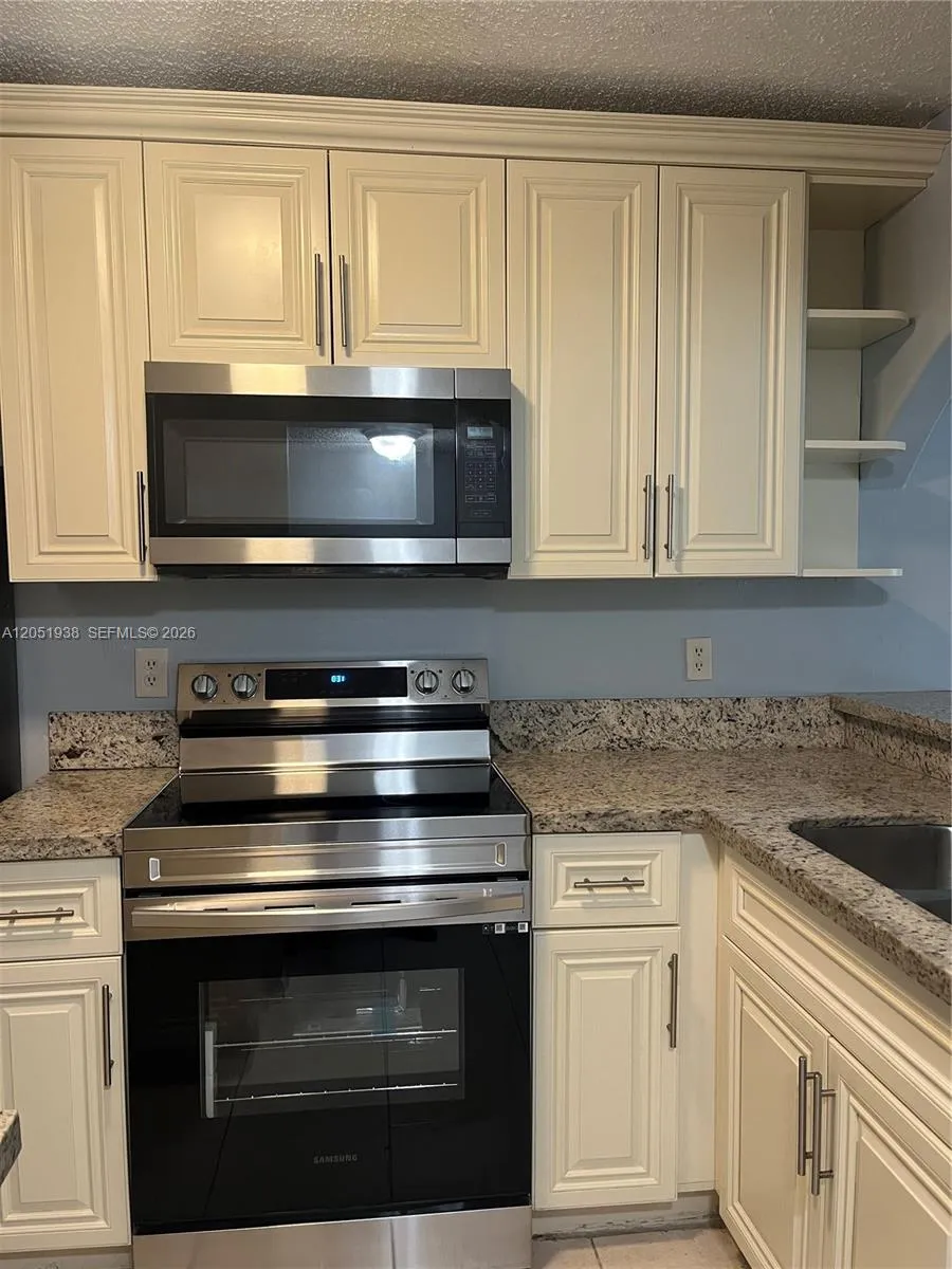 Foto de propiedad en 2740 Forest Hills Boulevard 202, Coral Springs, FL 33065 Coral Springs con MLS# 