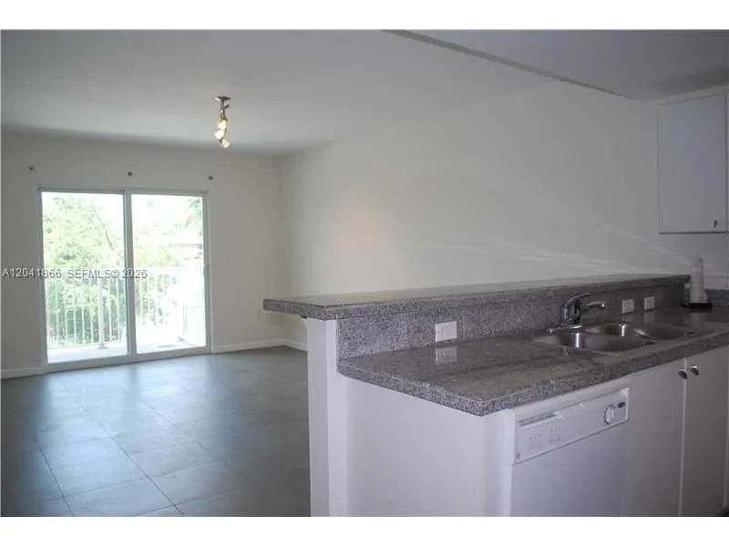Alquilada 2740 SW 28th Terrace 207, Miami, FL 33133, Miami, FL 33133