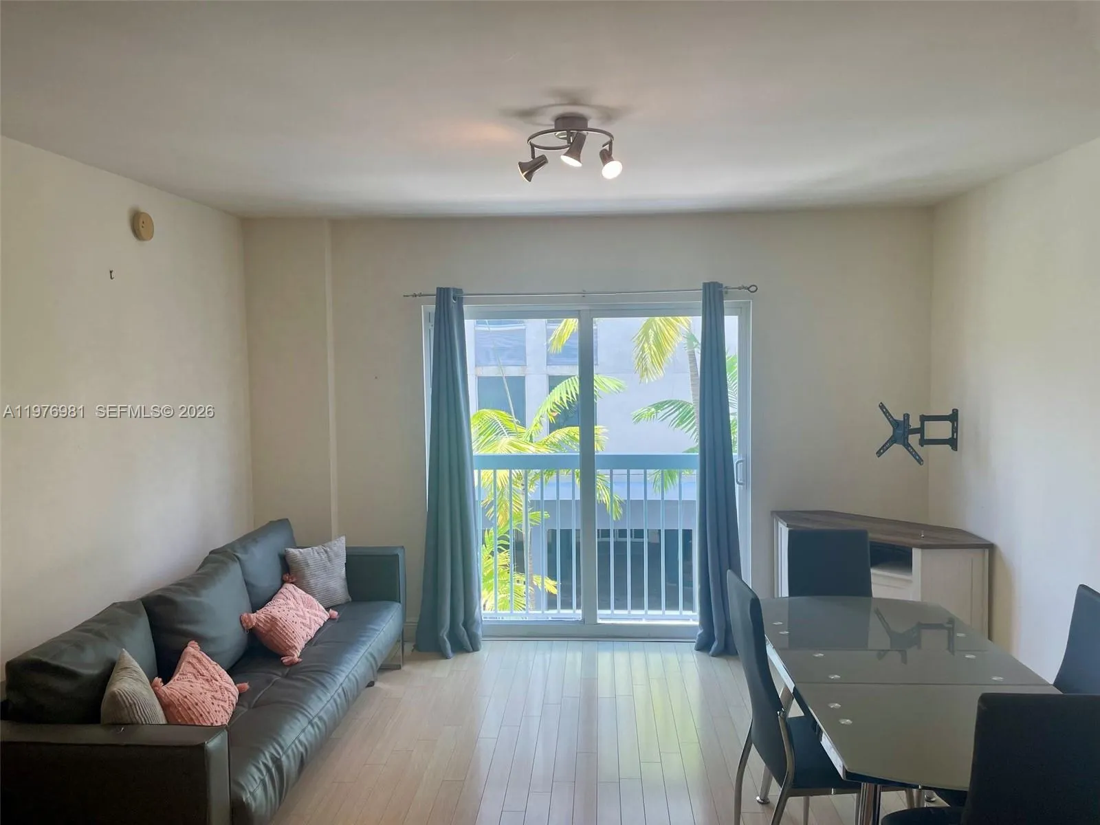 Foto de propiedad en 2740 SW 28th Terrace 304, Miami, FL 33133 Miami con MLS# 