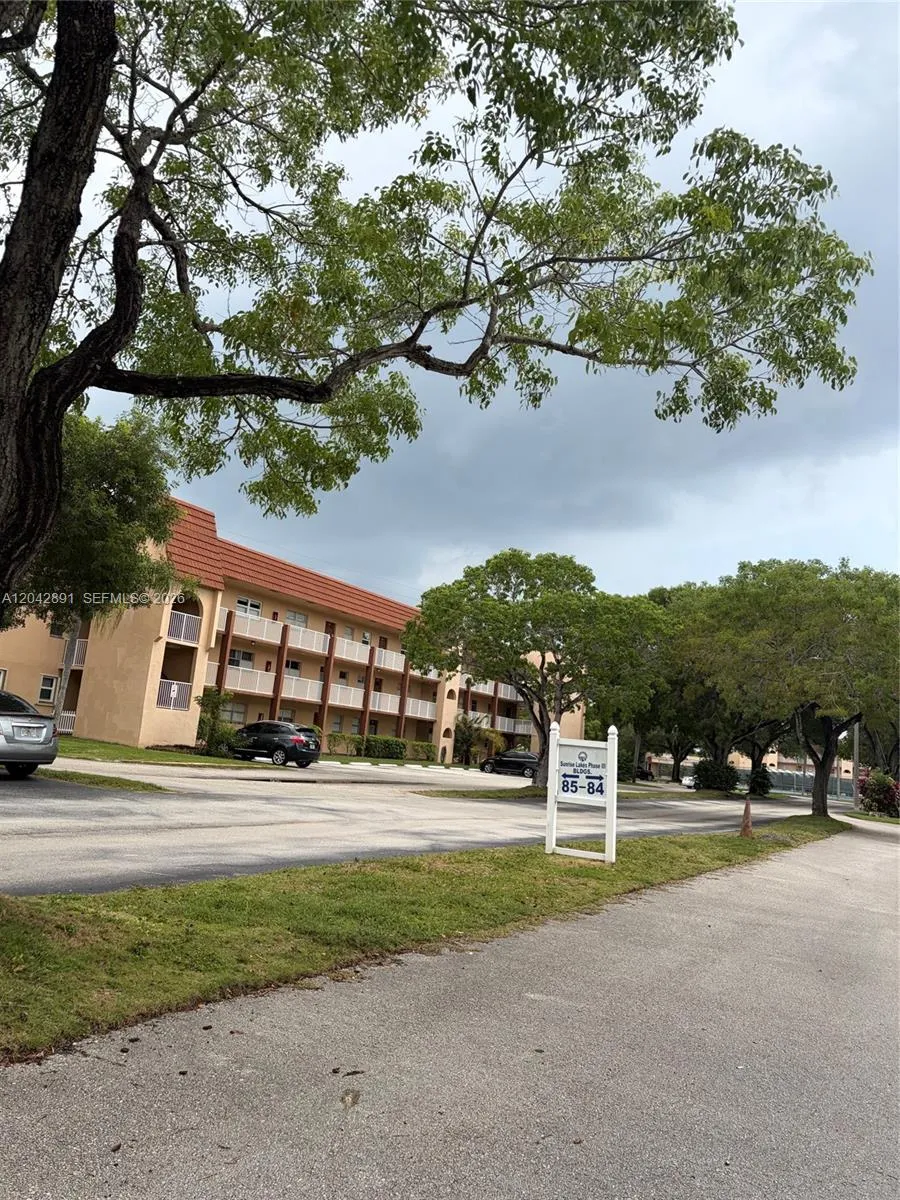 Foto de propiedad en 2741 N Pine Island Road 109, Sunrise, FL 33322 Sunrise con MLS# 