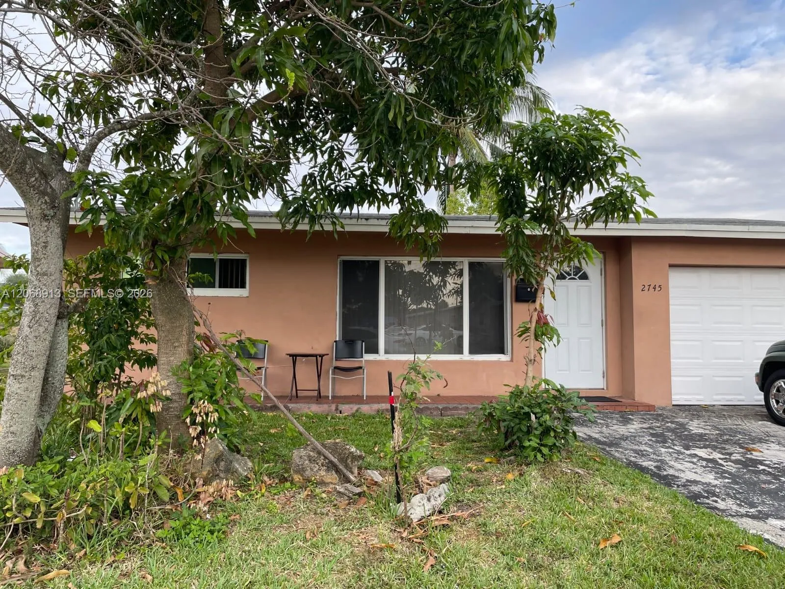 Foto de propiedad en 2745 NW 69th Avenue, Sunrise, FL 33313 Sunrise con MLS# 