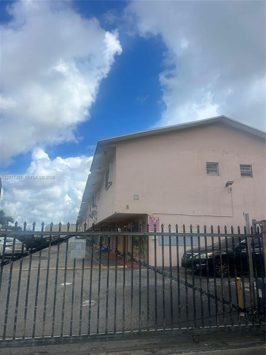 Foto de propiedad en 275 W 68th Street 103, Hialeah, FL 33014 Hialeah con MLS# 