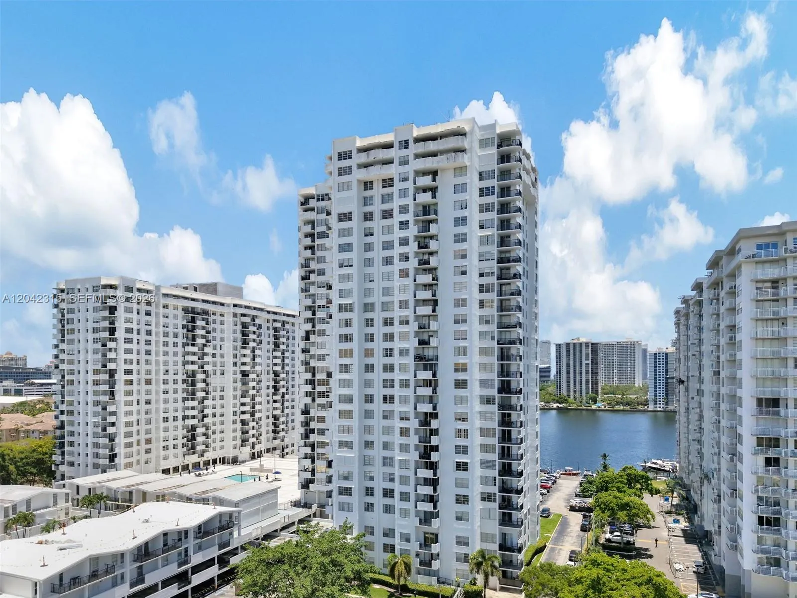 Foto de propiedad en 2750 NE 183rd Street 2410, Aventura, FL 33160 Aventura con MLS# 