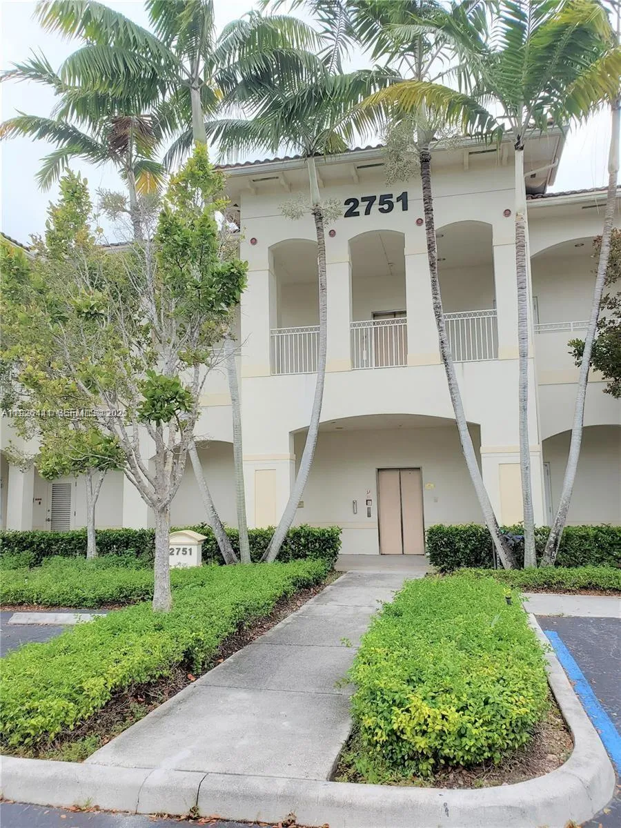 Foto de propiedad en 2751 Executive Park Drive 202, Weston, FL 33331 Weston con MLS# 