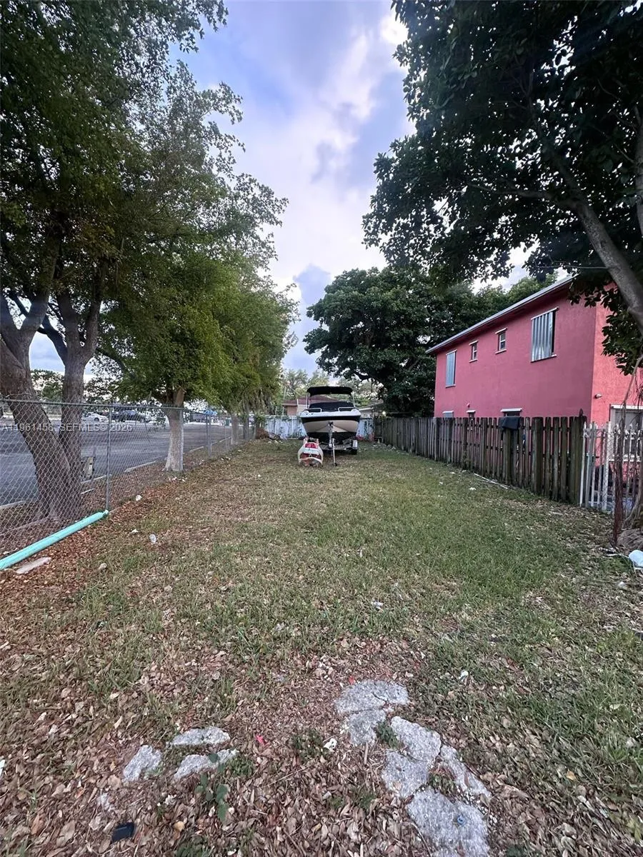 Foto de propiedad en 2754 NW 46th Street, Miami, FL 33142 Miami con MLS# 
