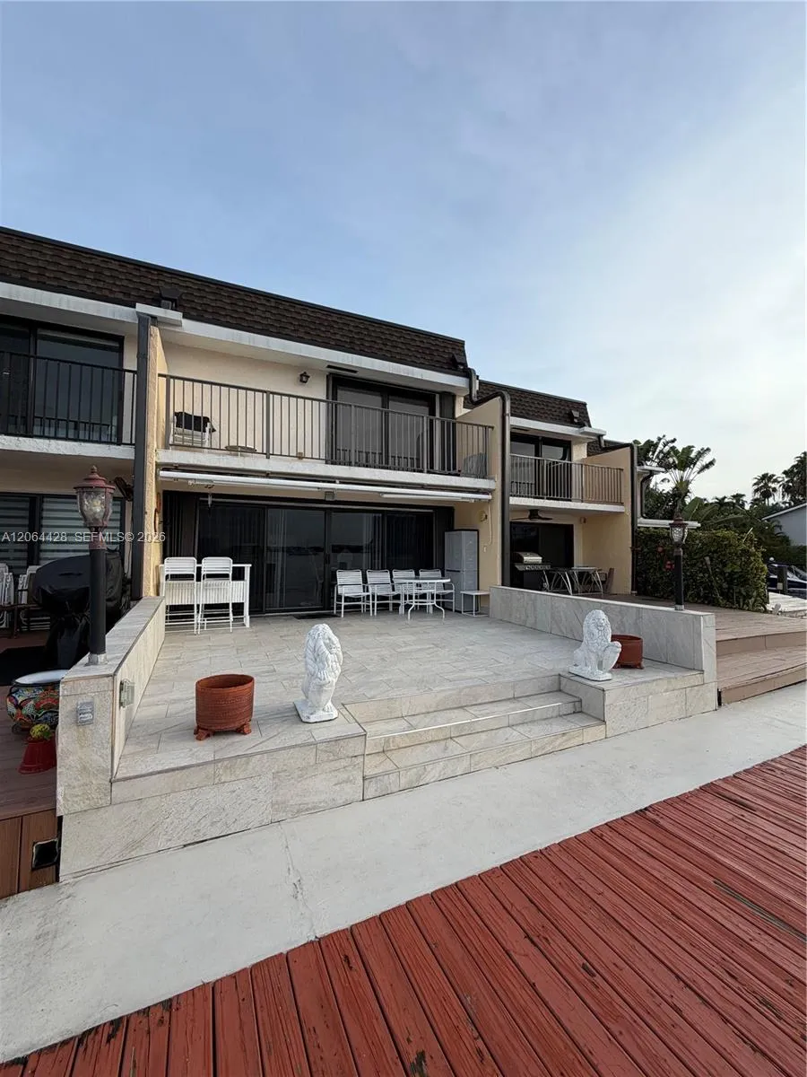 Foto de propiedad en 2761 NE 165th Terrace 27, North Miami Beach, FL 33160 North Miami Beach con MLS# 