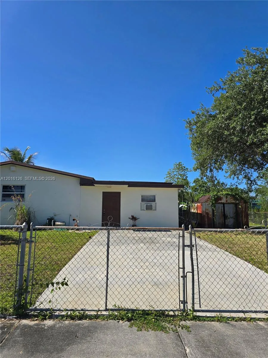 Foto de propiedad en 27660 SW 162nd Avenue side, Homestead, FL 33031 Homestead con MLS# 