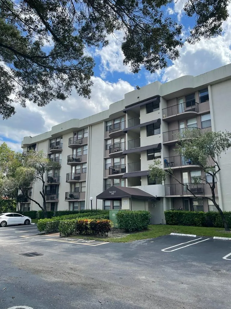 Foto de propiedad en 2771 Riverside Drive 307-A, Coral Springs, FL 33065 Coral Springs con MLS# 