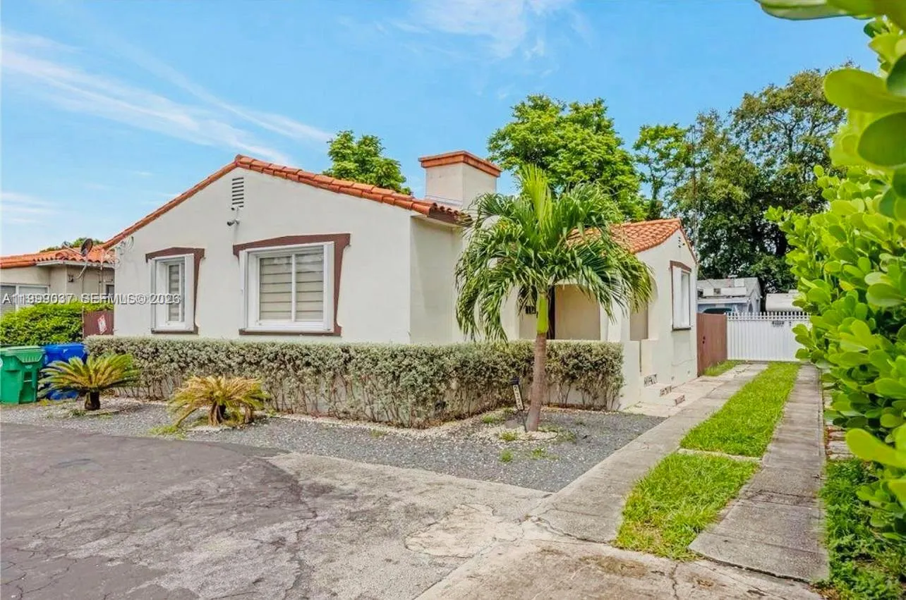 Foto de propiedad en 2775 SW 1st Street, Miami, FL 33135 Miami con MLS# 