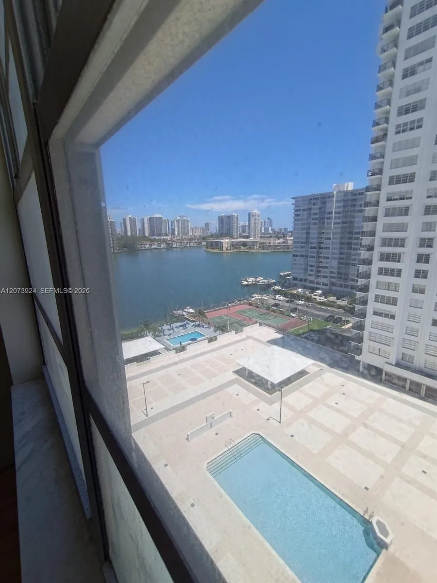 Foto de propiedad en 2780 NE 183rd Street 1402, Aventura, FL 33160 Aventura con MLS# 