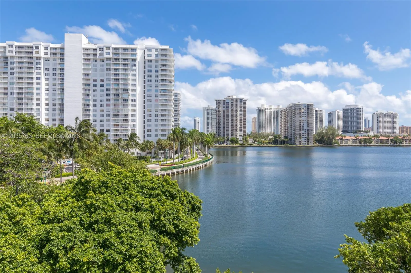 Foto de propiedad en 2780 NE 183rd Street 1607, Aventura, FL 33160 Aventura con MLS# 