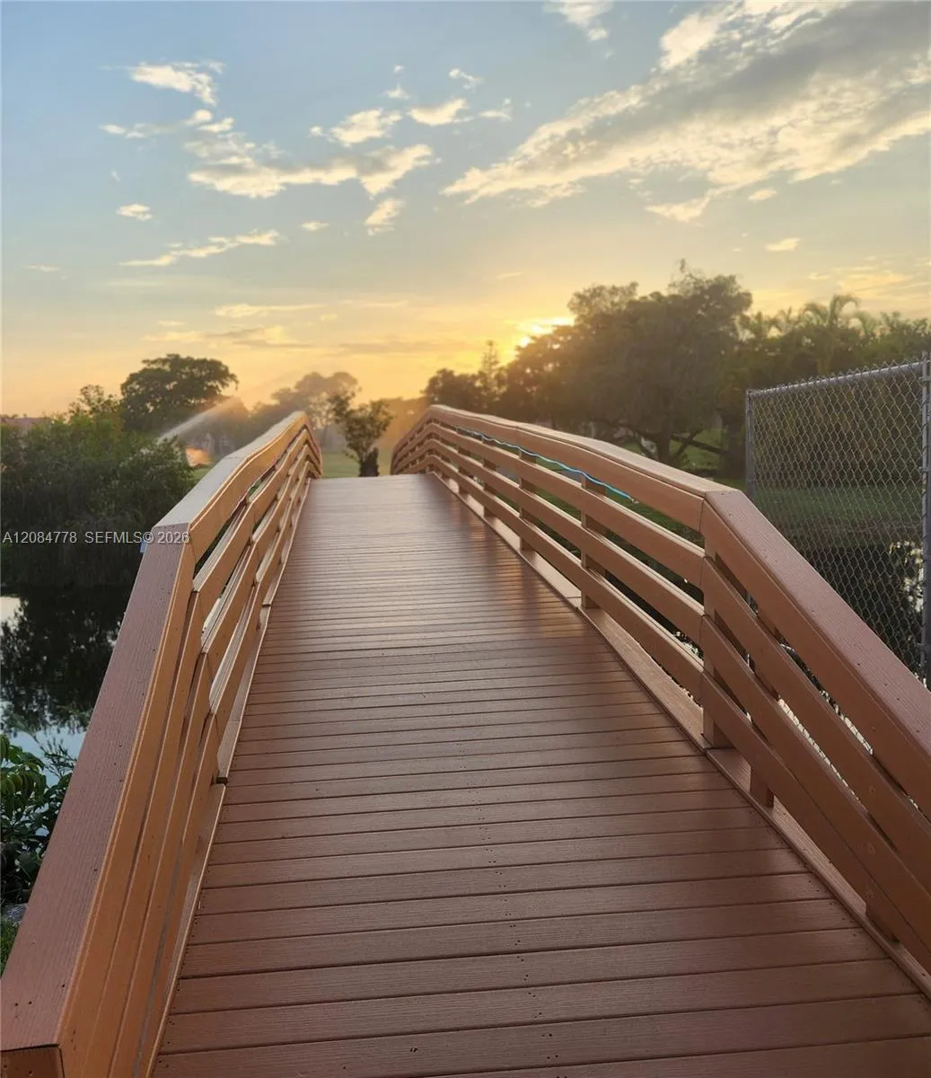 Foto de propiedad en 2781 N Pine Island Road, Sunrise, FL 33322 Sunrise con MLS# 