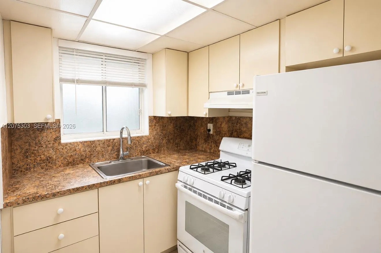 Foto de propiedad en 2799 E 4th Avenue 7, Hialeah, FL 33013 Hialeah con MLS# 