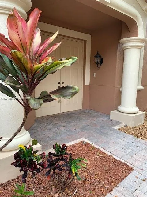 Foto de propiedad en 2800 Kinsington Circle, Weston, FL 33332 Weston con MLS# 