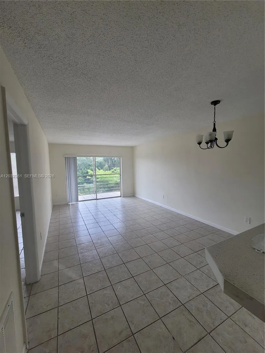 Foto de propiedad en 2800 NW 56th Avenue E401, Lauderhill, FL 33313 Lauderhill con MLS# 