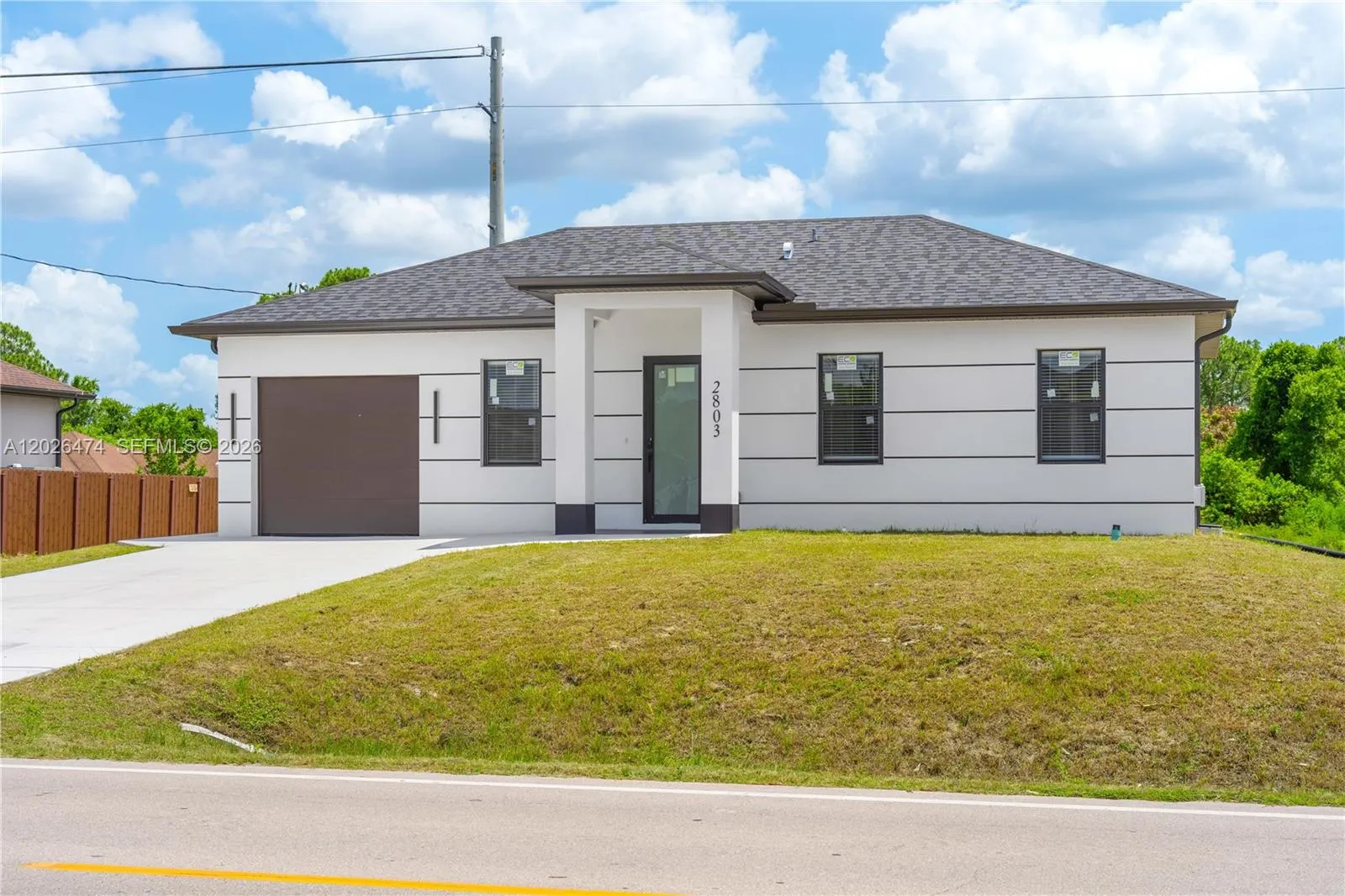 Foto de propiedad en 2803 1st Street W, FL 33971  con MLS# 