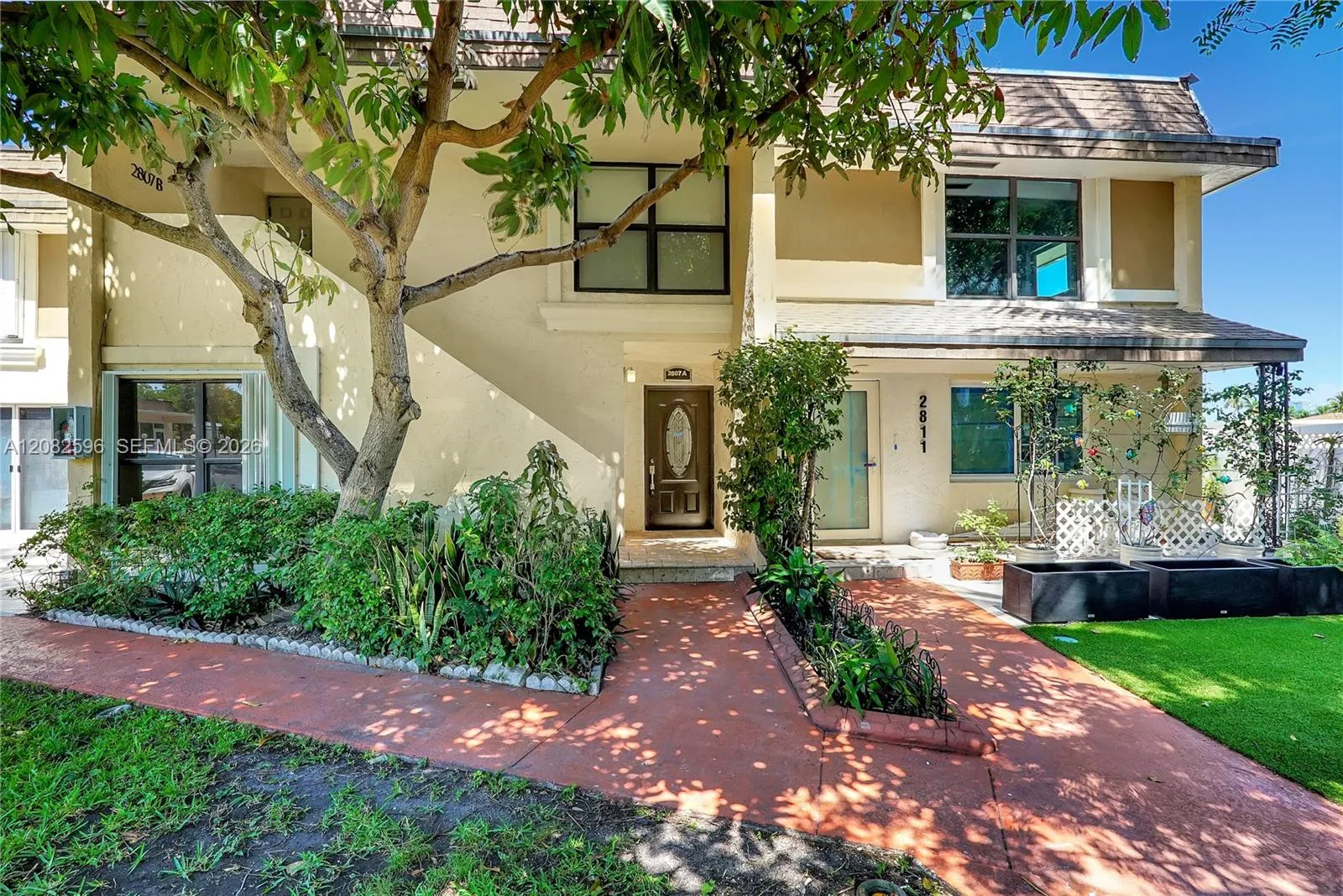 Foto de propiedad en 2807 NE 164th Street 2, North Miami Beach, FL 33160 North Miami Beach con MLS# 