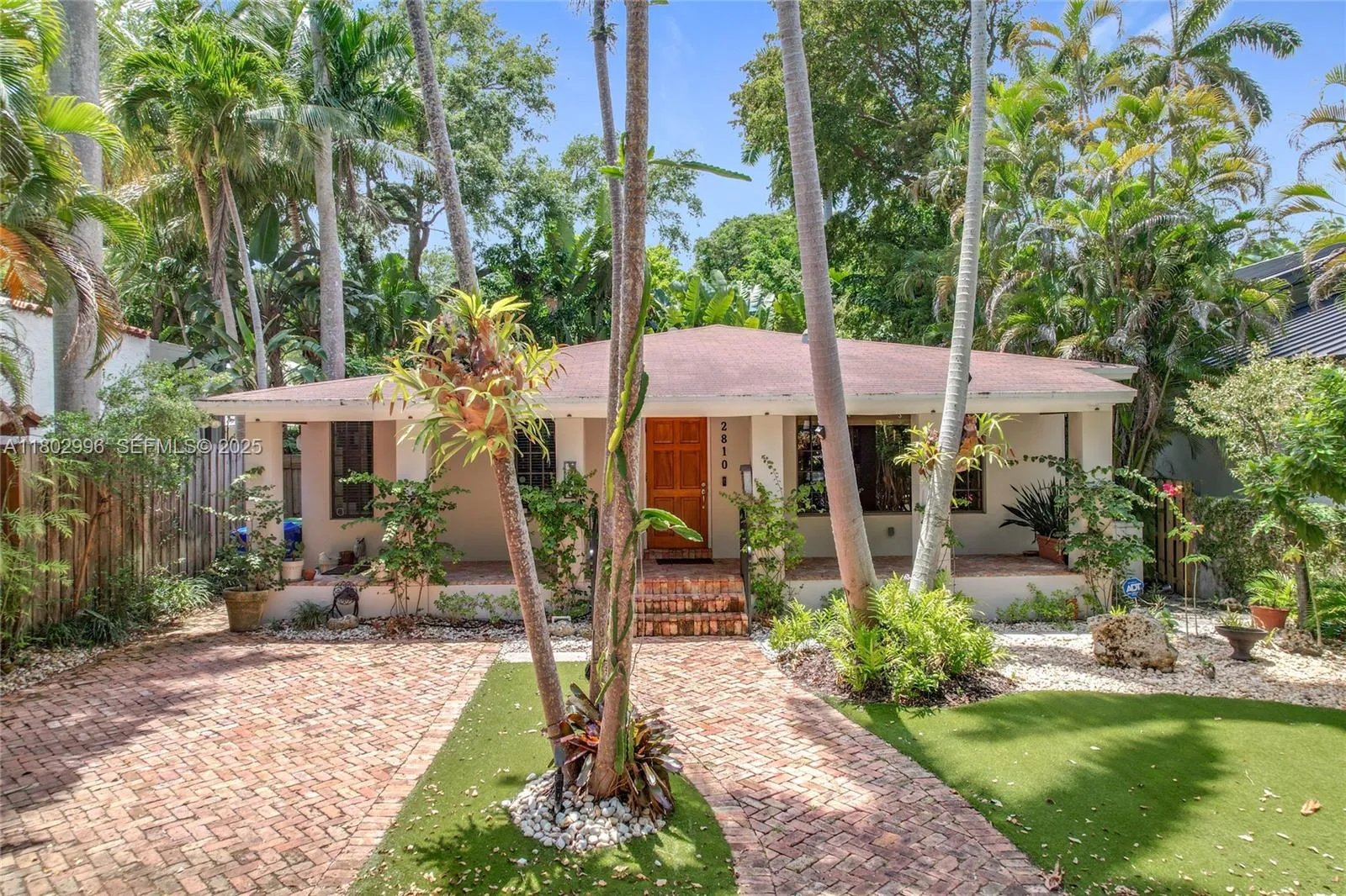 Foto de propiedad en 2810 Crystal Court, Miami, FL 33133 Miami con MLS# 