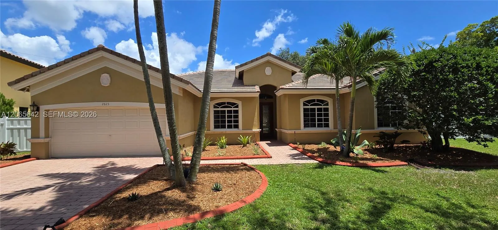 Foto de propiedad en 2823 Poinciana Circle, Cooper City, FL 33026 Cooper City con MLS# 
