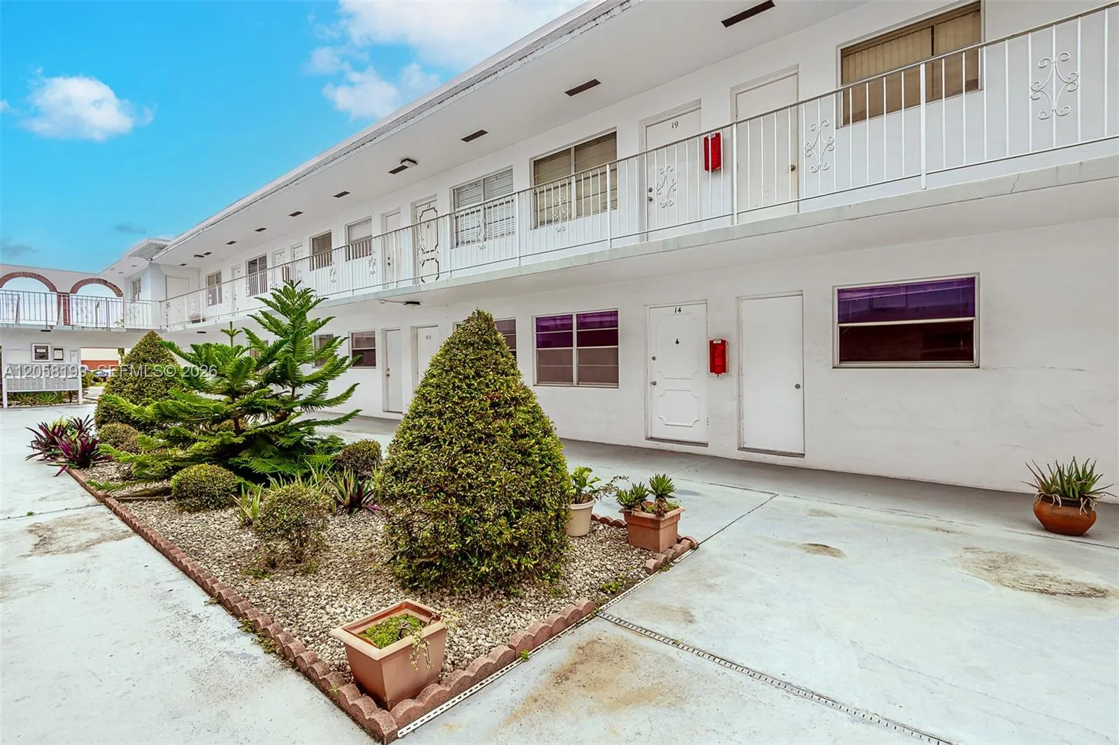 Foto de propiedad en 2826 Van Buren Street 8, Hollywood, FL 33020 Hollywood con MLS# 