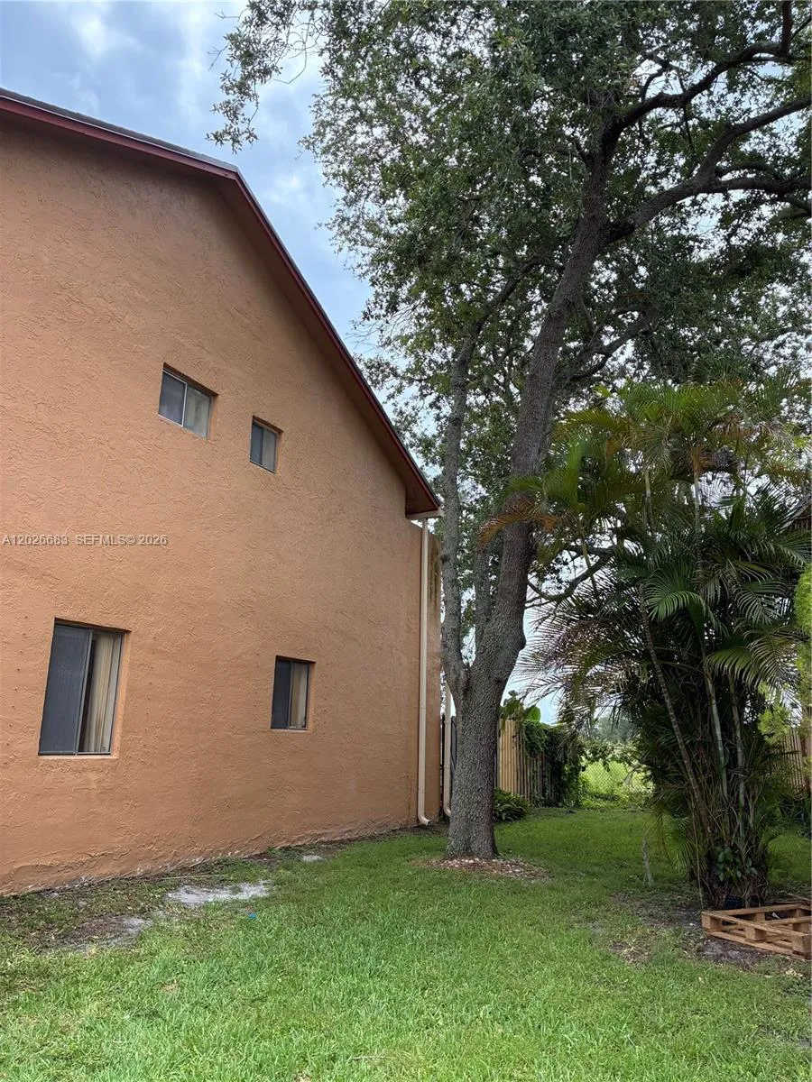 Foto de propiedad en 2828 NW 80th Avenue, Sunrise, FL 33322 Sunrise con MLS# 