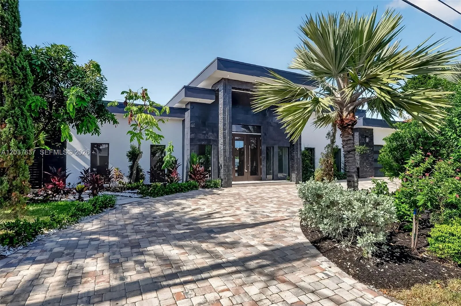 Foto de propiedad en 2832 NE 24th Court, Fort Lauderdale, FL 33305 Fort Lauderdale con MLS# 