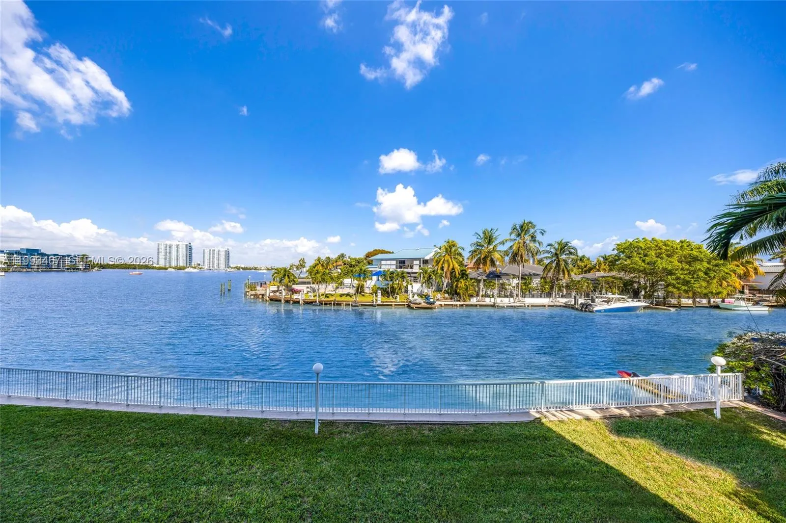 Foto de propiedad en 2841 NE 163rd Street 215, North Miami Beach, FL 33160 North Miami Beach con MLS# 