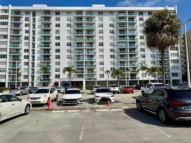 Foto de propiedad en 2841 NE 163rd Street 306, North Miami Beach, FL 33160 North Miami Beach con MLS# 