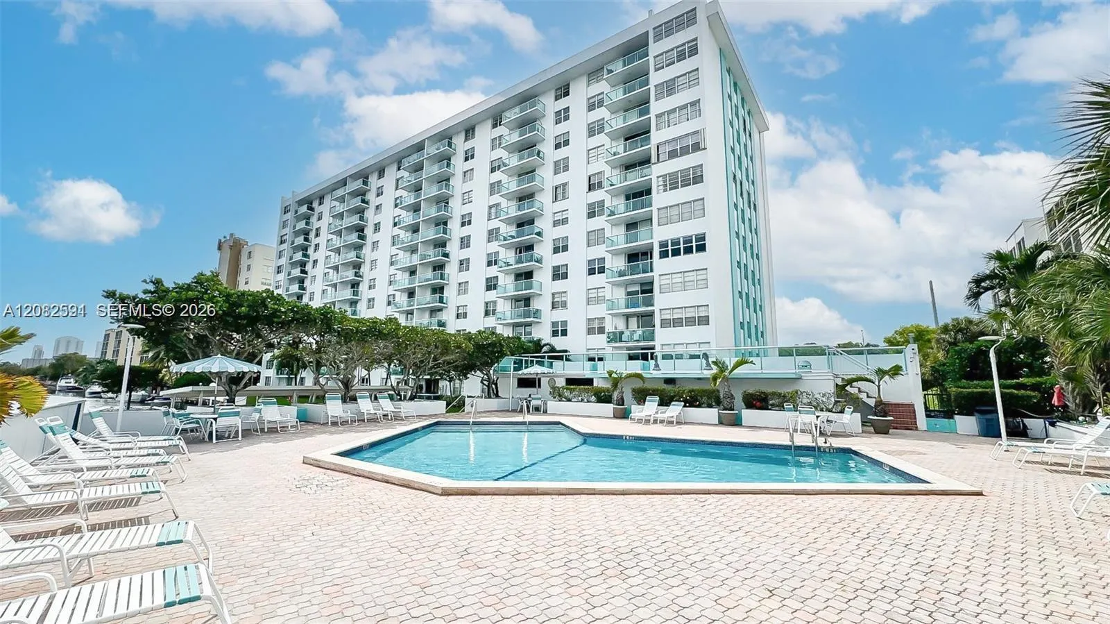 Foto de propiedad en 2841 NE 163rd Street 402, North Miami Beach, FL 33160 North Miami Beach con MLS# 