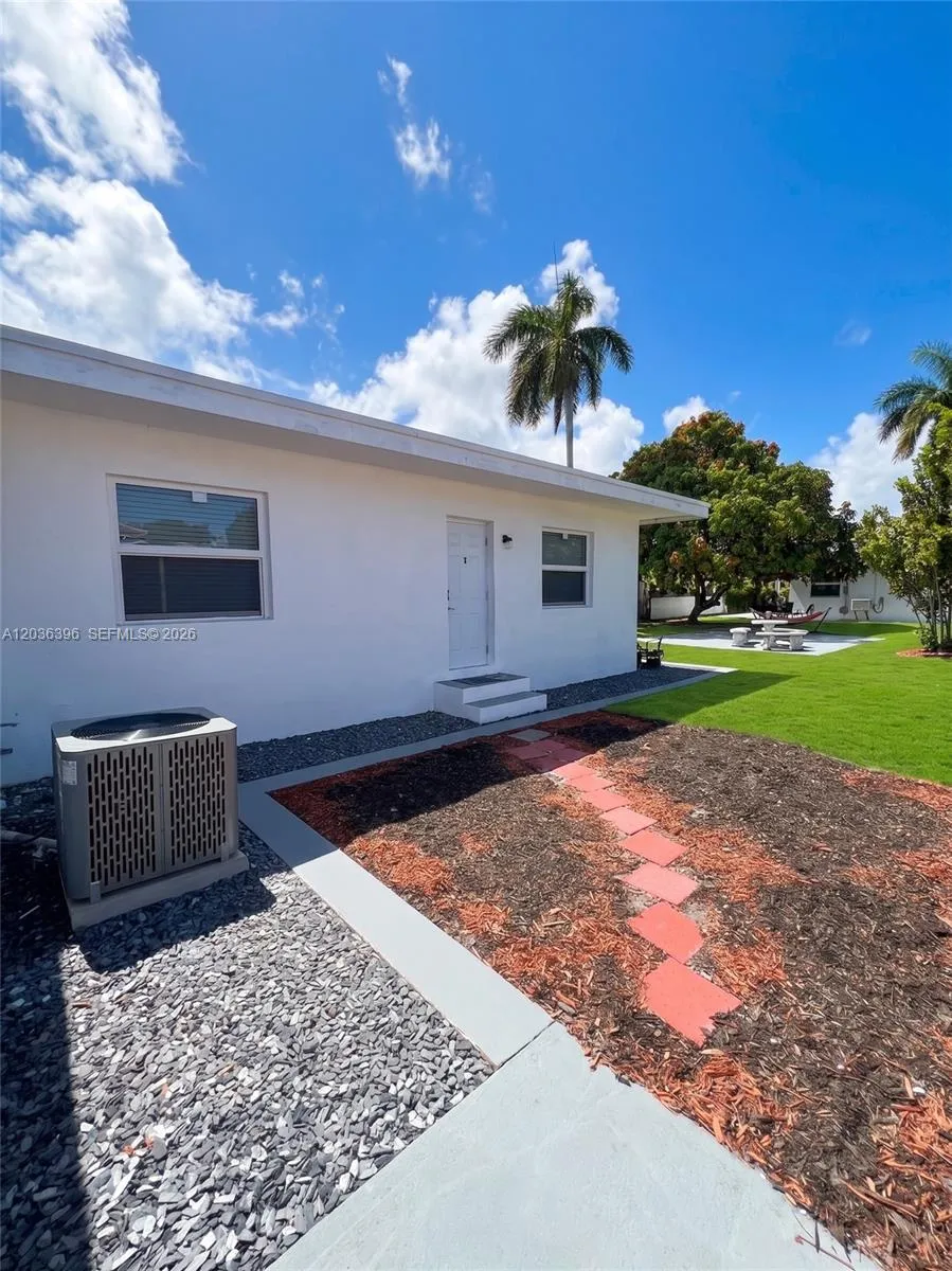 En Renta 2847 Polk Street 2, Hollywood, FL 33020, Hollywood, FL 33020