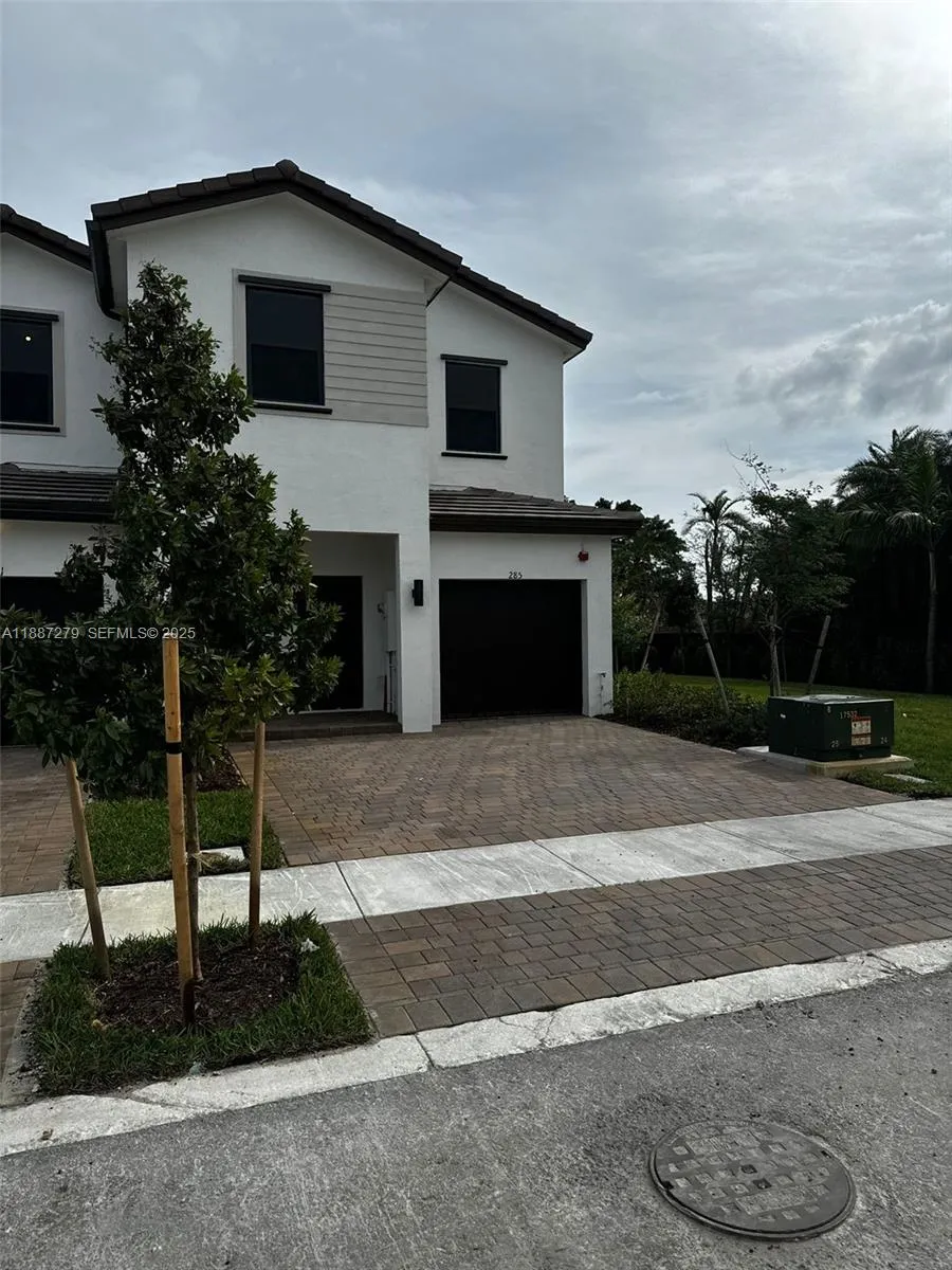 Foto de propiedad en 285 SW 159th Lane, Pembroke Pines, FL 33027 Pembroke Pines con MLS# 
