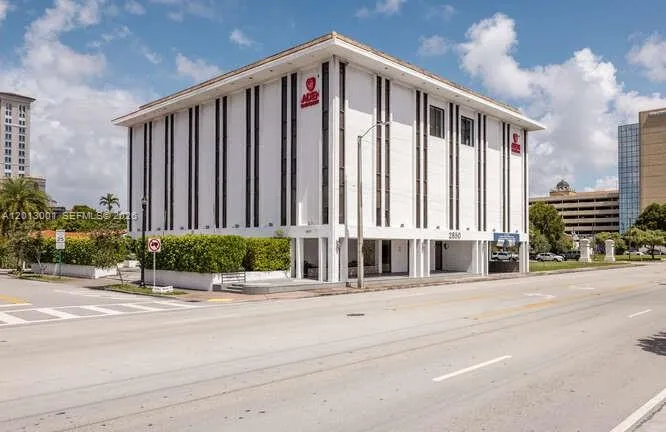 Foto de propiedad en 2850 S Douglas Road, Coral Gables, FL 33134 Coral Gables con MLS# 