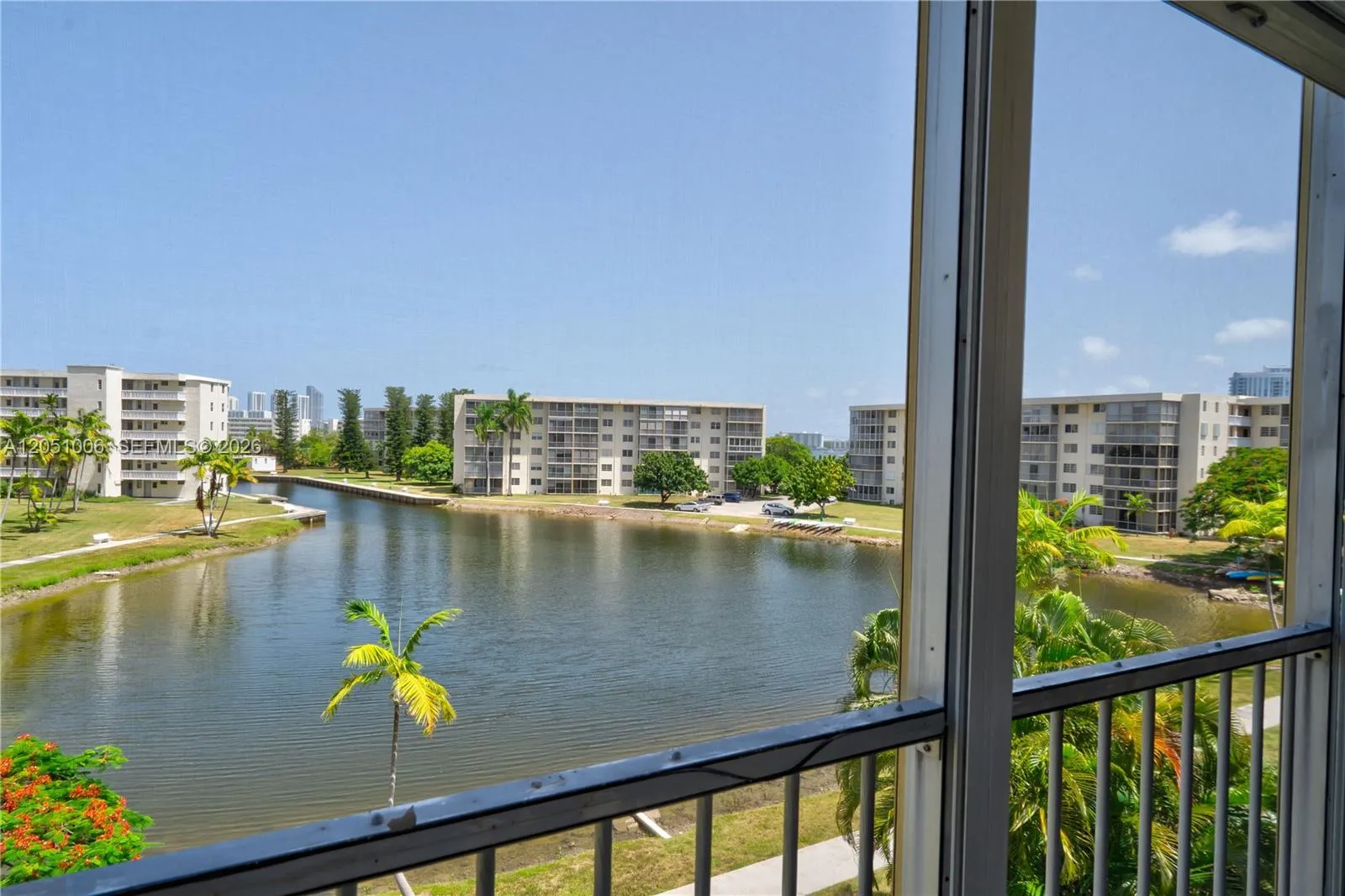 Foto de propiedad en 2851 Leonard Drive J402, Aventura, FL 33160 Aventura con MLS# 