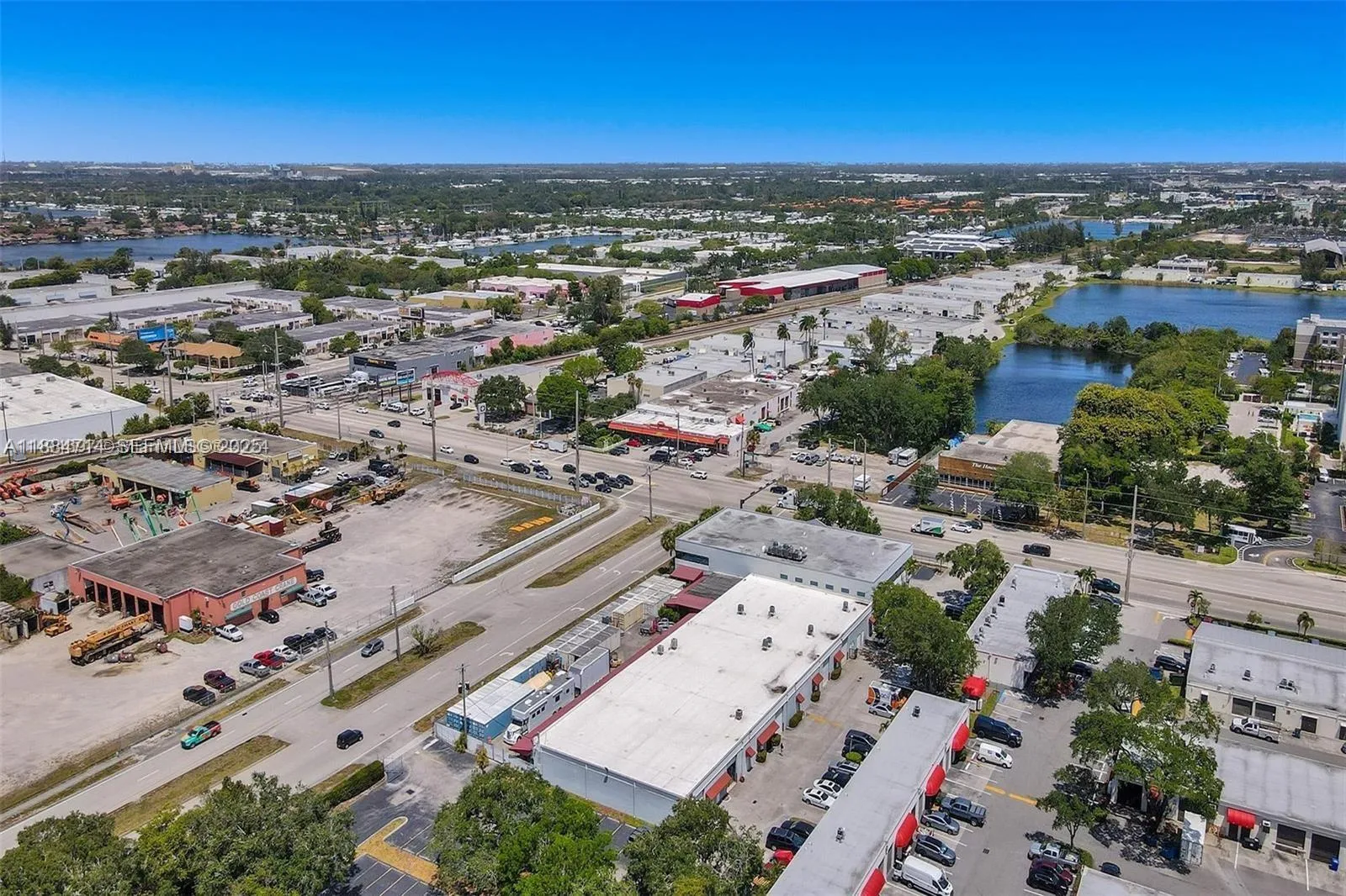 Foto de propiedad en 2870 Stirling Road, Hollywood, FL 33020 Hollywood con MLS# 