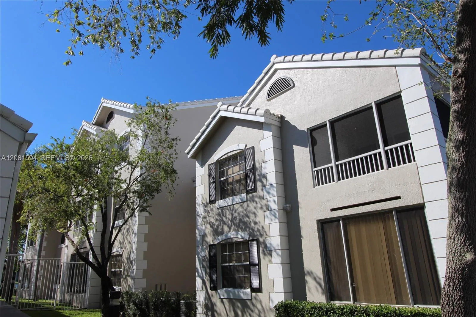 Foto de propiedad en 2880 N Oakland Forest Drive 212, Oakland Park, FL 33309 Oakland Park con MLS# 