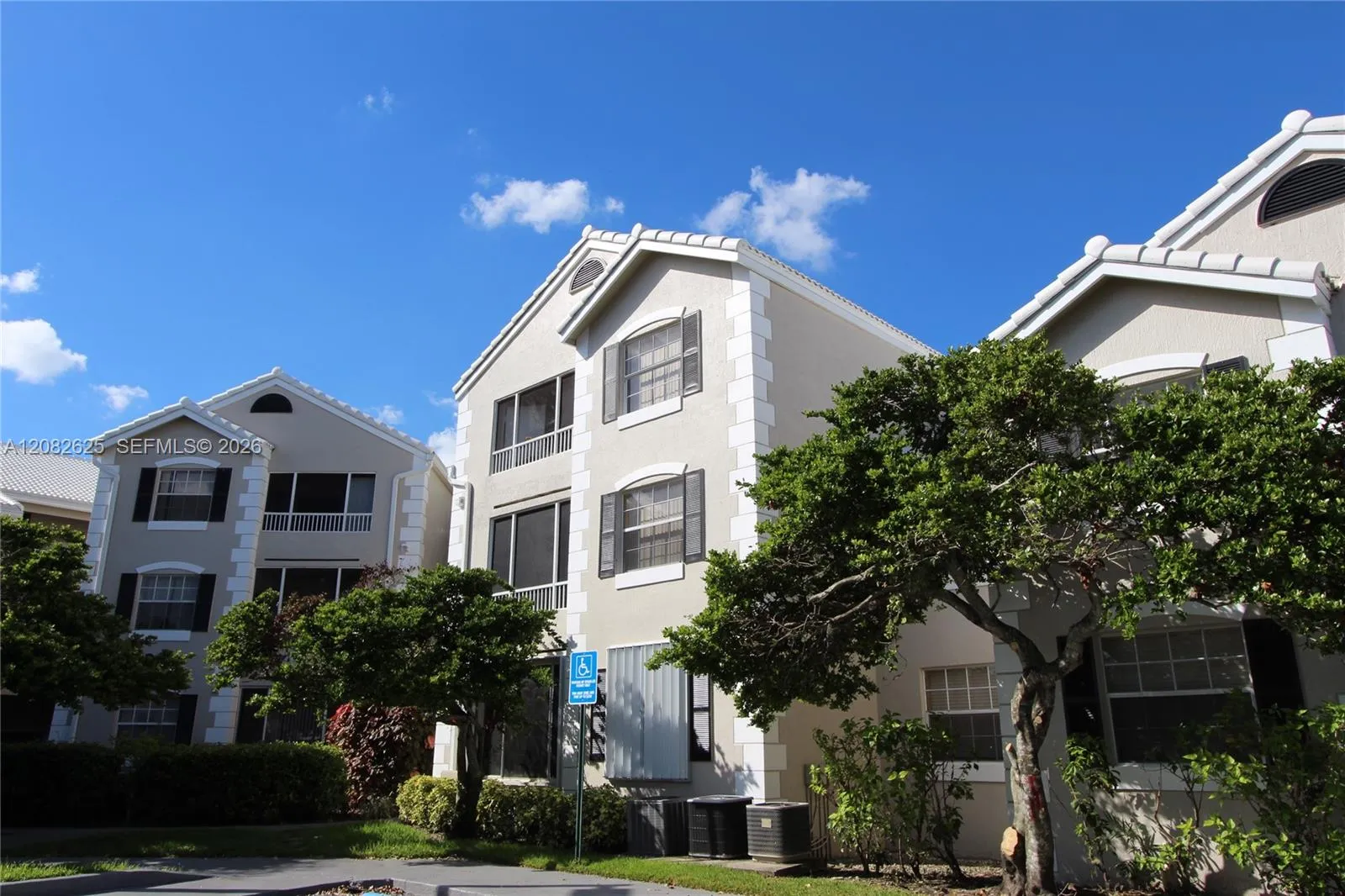 Foto de propiedad en 2881 N Oakland Forest Drive 206, Oakland Park, FL 33309 Oakland Park con MLS# 